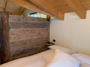 泰穆的住宿－Chalet Nocciolini，一间卧室设有两张床和木墙