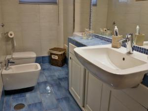 A bathroom at La Casetta di Nonna Pina - Appartamento con cucina in pieno centro