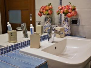 A bathroom at La Casetta di Nonna Pina - Appartamento con cucina in pieno centro