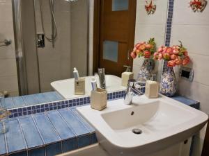 A bathroom at La Casetta di Nonna Pina - Appartamento con cucina in pieno centro