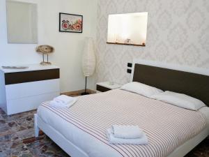 A bed or beds in a room at La Casetta di Nonna Pina - Appartamento con cucina in pieno centro