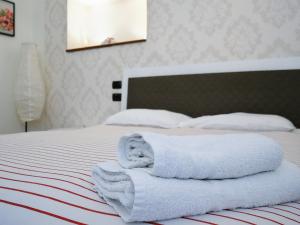 A bed or beds in a room at La Casetta di Nonna Pina - Appartamento con cucina in pieno centro