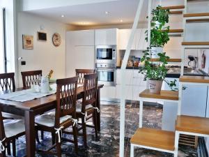 A kitchen or kitchenette at La Casetta di Nonna Pina - Appartamento con cucina in pieno centro