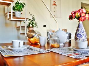 Coffee and tea making facilities at La Casetta di Nonna Pina - Appartamento con cucina in pieno centro