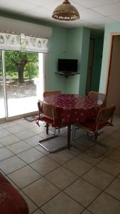 a dining room with a table and chairs and a tv at Villa Norica Studio in Bordezac