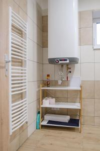 ein kleines Bad mit einem Waschbecken und einem Fenster in der Unterkunft Vinný sklep u Malíků in Drnholec