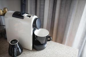 una cafetera sentada en un mostrador con una taza en Lomond Lodge Motel & Apartments, en Queenstown