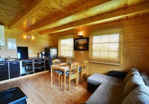 uma sala de estar com um sofá e uma mesa numa cabina em Ferienhaus Franziska em Colberga