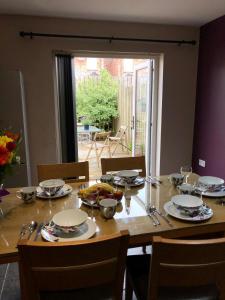 tavolo da pranzo con piatti e ciotole di Glendona Lodge a Glenavy