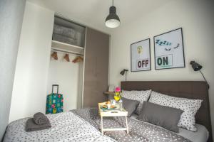 Dormitorio pequeño con cama y mesa en Studio apartman Đakovo IN, en Ðakovo