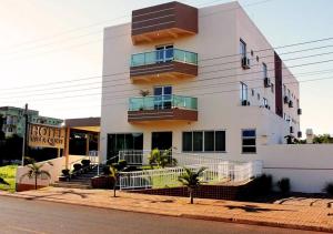 un edificio al lado de una calle en Hotel Villa Quati, en Foz do Iguaçu