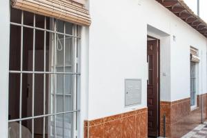 マラガにあるCasa Juan Brevaの窓と扉のある建物