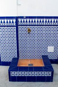 Pokój z niebiesko-białą ścianą wyłożoną kafelkami w obiekcie Casa Juan Breva w Maladze