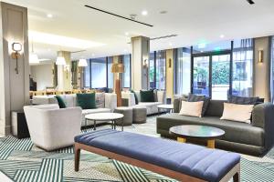 サンフランシスコにあるRiu Plaza Fisherman's Wharfのホテルのロビー(ソファ、テーブル、椅子付)