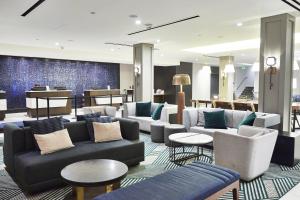 サンフランシスコにあるRiu Plaza Fisherman's Wharfのロビー(ソファ、テーブル付)、