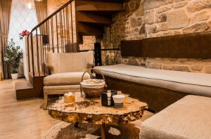 salon z kanapą i stołem w obiekcie Casa da Balconada w Santiago de Compostela