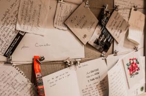 un mur rempli de signatures et de notes dans l'établissement Casa da Balconada, à Saint-Jacques-de-Compostelle