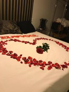 a bunch of red roses on a bed at Pousada Charme e Estilo in Nova Petrópolis