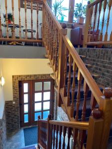 una escalera en una casa con escalera en Penzion K, en Rudník