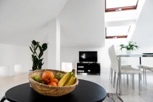 eine Schale mit Obst auf einem Tisch in einem Wohnzimmer in der Unterkunft MK Apartment 100m2 Friends&Family in Krakau