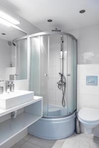 ein Badezimmer mit Dusche, Waschbecken und Toilette in der Unterkunft MK Apartment 100m2 Friends&Family in Krakau