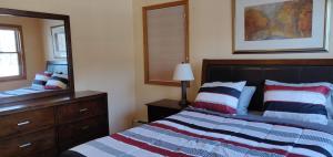 Giường trong phòng chung tại Red Ranch Inn