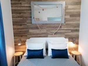 ein Schlafzimmer mit einem Bett mit blauen Kissen und einem Netz in der Unterkunft Cantinho do Ilhéu in Ponta Delgada