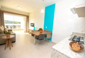 une cuisine et un salon avec une table et un canapé dans l'établissement Ilhas do Lago Eco Resort, à Caldas Novas