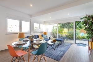 a living room with a table and chairs at Duques Villa Luxury Guesthouse in Lisbon