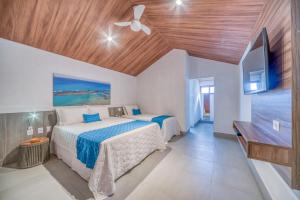 une chambre avec deux lits et un ventilateur de plafond dans l'établissement Wassu Pousada, à São Miguel dos Milagres 175 autres photos