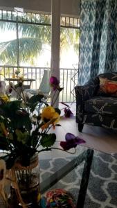 uma sala de estar com um vaso de flores sobre uma mesa em GreenLinks Golf View Villa Mustang at Lely Resort em Naples