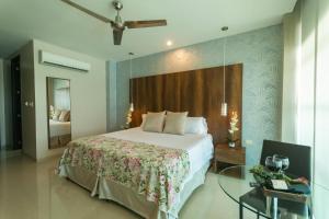 Hotel Santorini Loft客房内的一张或多张床位