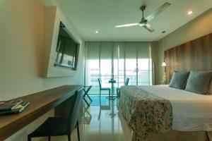 Hotel Santorini Loft客房内的一张或多张床位