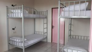 Postel nebo postele na pokoji v ubytování Bujang Lapuk Hostel