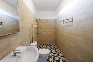 Koupelna v ubytování Adara Beach Huts + 37 fotografií