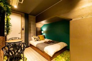 Postel nebo postele na pokoji v ubytování UNDER RAILWAY HOTEL AKIHABARA