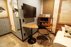 TV a/nebo společenská místnost v ubytování UNDER RAILWAY HOTEL AKIHABARA
