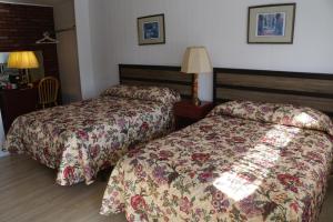 מיטה או מיטות בחדר ב-Aberdeen Motel