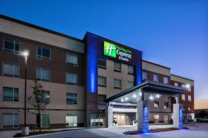 ラウンドロックにあるHoliday Inn Express & Suites Round Rock Austin North, an IHG Hotelの建物正面の看板のあるホテル