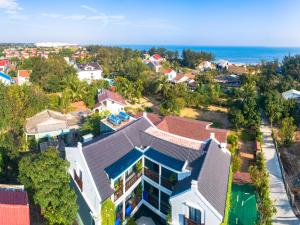 eine Luftansicht eines Hauses in einem Resort in der Unterkunft Daisy An Bang Villa in Hoi An