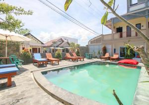 a swimming pool in the backyard of a house at Ridho Malik Hotel in Bumbang
