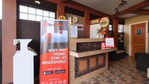 Area lobi atau resepsionis di RedDoorz near Lapasan Plaza Cagayan de Oro