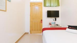 TV a/nebo společenská místnost v ubytování RedDoorz Plus near Lapasan Plaza Cagayan de Oro + 32 fotografií