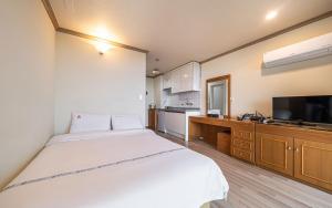 Posteľ alebo postele v izbe v ubytovaní BENIKEA San&Bada Jumunjin Resort