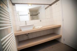 A bathroom at Apartment De Maasnacht