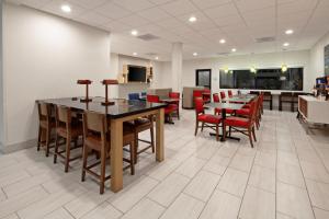 Kuchyň nebo kuchyňský kout v ubytování Holiday Inn Express & Suites Rancho Mirage - Palm Spgs Area by IHG