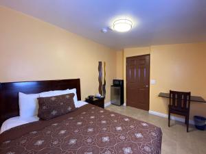 מיטה או מיטות בחדר ב-El Patio Inn
