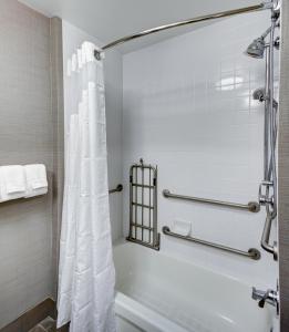 Phòng tắm tại Holiday Inn Savannah Historic District, an IHG Hotel