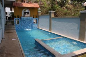 巴加的住宿－Kay's Riverview Resort，一座带房子的游泳池
