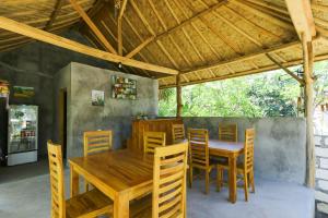 Un comedor con mesa y sillas de madera. en Bougainvillea Bungalow, en Nusa Penida